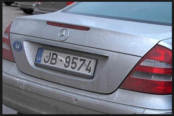 В Українця вилучають квартиру за їзду на іноземних номерах