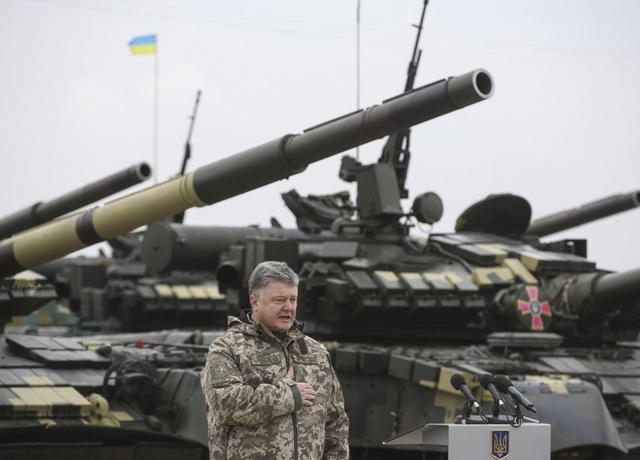 Бійці АТО поділилися враженнями від переданого Порошенком озброєння та техніки