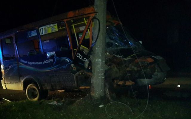 В Чернигове маршрутка с пассажирами врезалась в столб