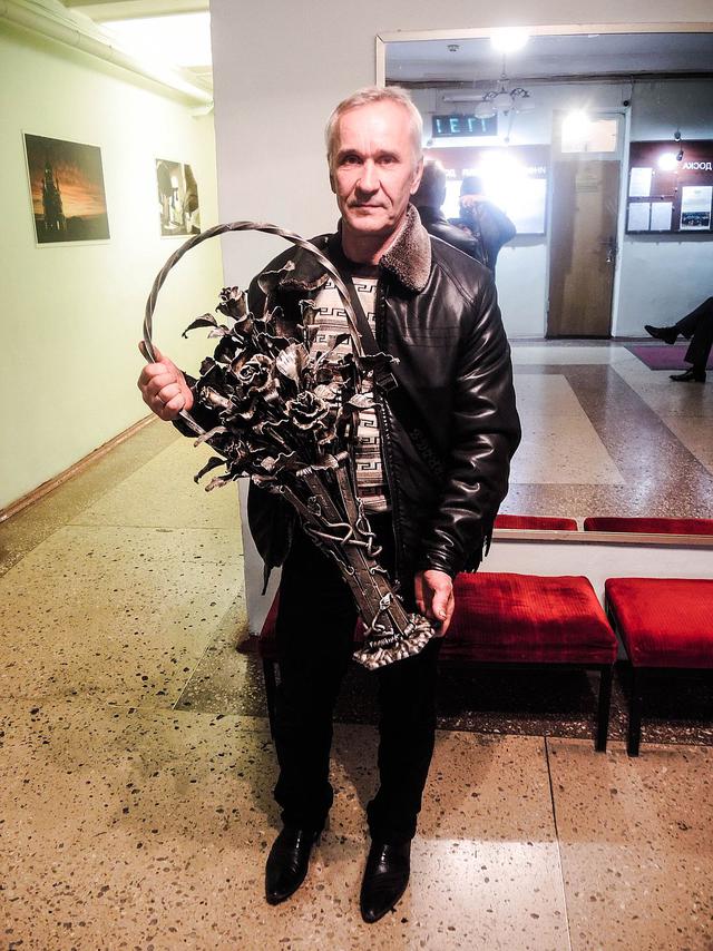 Кобзону подарили в Донецке розы из снарядов, которыми убивают украинцев