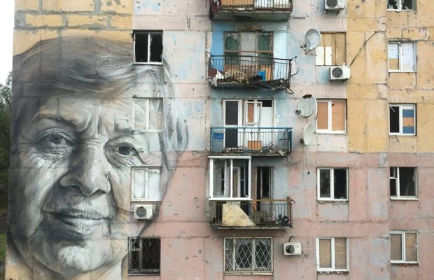 З’ясовано ім’я заслуженої вчительки, яка стала героїнею 4-поверхового муралу в Авдіївці