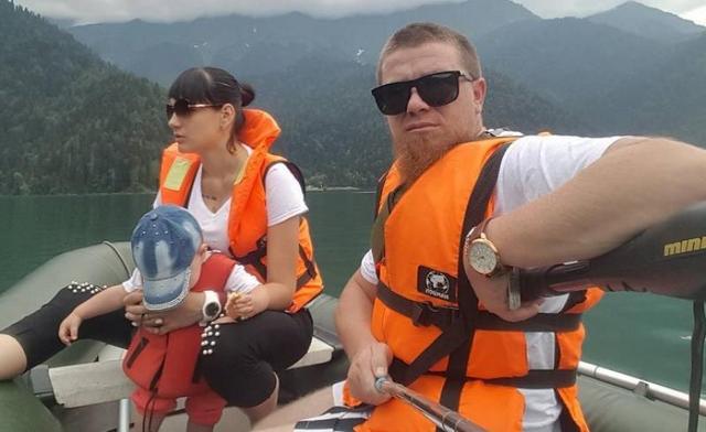 Вдова террориста "Моторолы" опубликовала их семейные фото с детьми