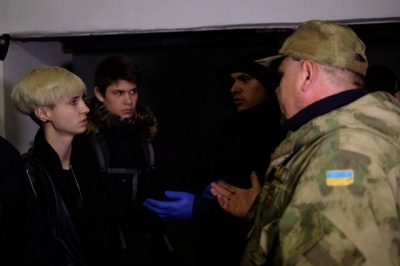 Люди з шевронами ПС і "Азова" зірвали показ фільму про ЛГБТ у Чернівцях