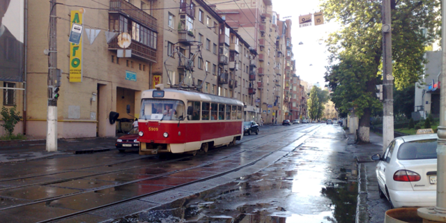 В Киеве юноша угрожал расстрелом контролерам и пассажирам трамвая