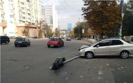 Спеша на «дело», бандиты разбились об светофор