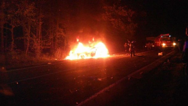 У смертельній ДТП під Львовом згорів автомобіль