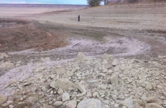 Оккупированный Крым остался без крупнейшего водохранилища, ведущая артерия обмелела до самого дна