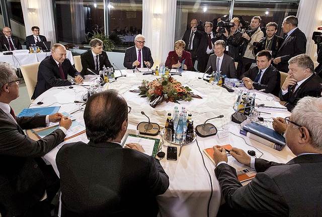 Порошенко таки пожал руку Путину в Берлине?