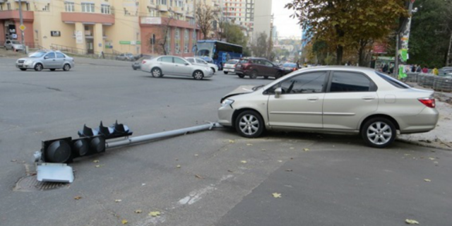 В Киеве во время бегства злоумышленники сбили светофор