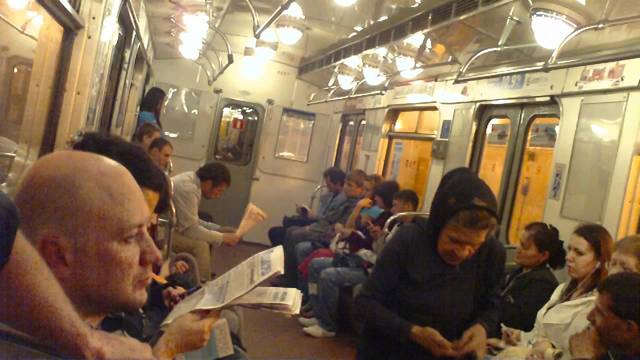 Подайте Христа ради: работу мошенников в метро засняли на видео