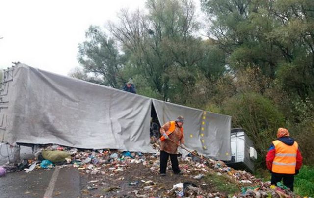 В Ровенской области перевернулся грузовик с мусором из Львова