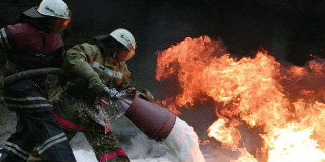 В Полтаве мужчина с оружием забаррикадировался в горящем отеле