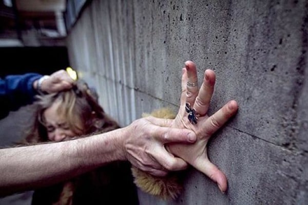 В Киеве орудуют насильники: информация о нападениях на женщин по районам