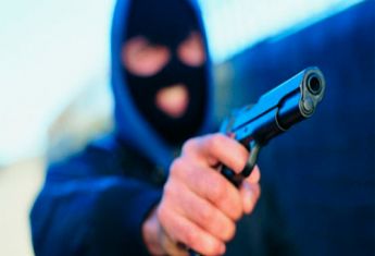 На Закарпатье кассирша отбила заправку у вооруженных грабителей