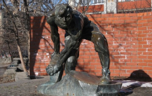 В Киеве снесли памятник "Булыжник – оружие пролетариата". ФОТО