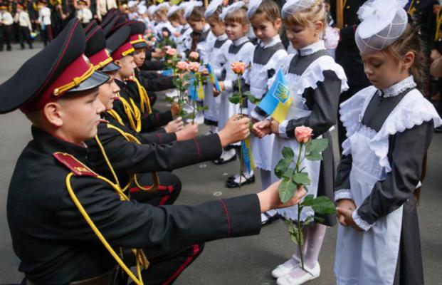Махровый сексизм: Минобразования навязывает детям "свои" семейные ценности