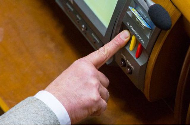 264 голосами «за»: нардепы отменили повышение своих зарплат