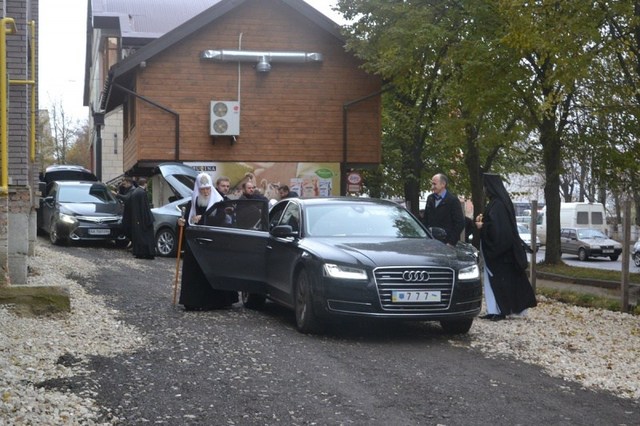 Патріарх Філарет показав у Тернополі свою нову іномарку за 3 мільйони гривень