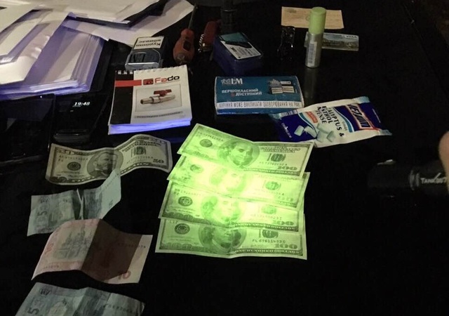 У Києві поліцейського затримали на хабарі у 500 доларів