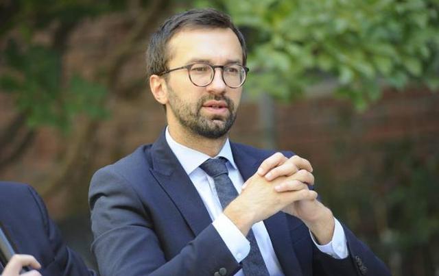 "Так вы – дебил?": появилось видео побега Лещенко от журналистов