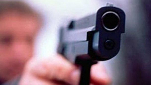 В Киеве мужчина с ружьем и пистолетом открыл стрельбу в ресторане