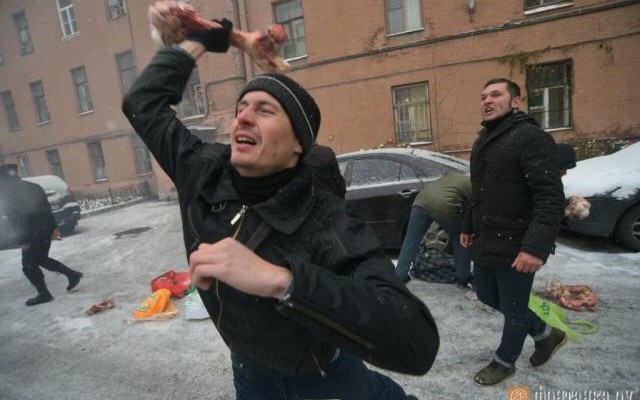 Украинское консульство в Санкт-Петербурге закидали костями