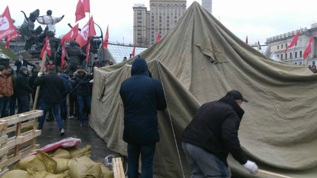 В Киеве начали обустраивать палаточный городок, активисты говорят о начале Майдана