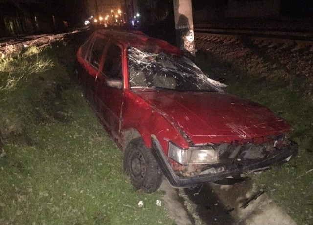 В Одессе поезд раздавил брошенную легковушку