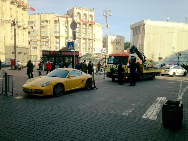 Герой парковки в Киеве: на Майдане эвакуатор не пожалел Porsche