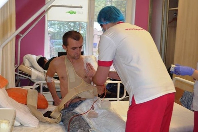 Поцілили прямо в плече: тяжко травмований боєць АТО потребує термінової допомоги