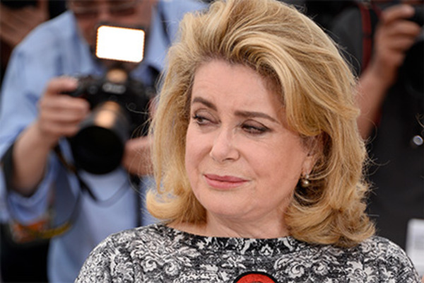 Катрин Денев отказалась от российского паспорта