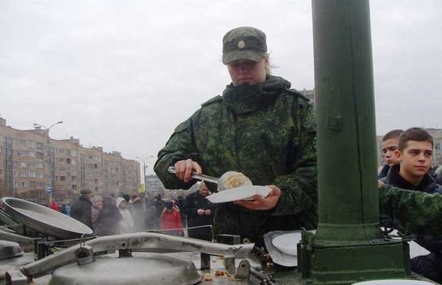 В оккупированной Горловке местные жители массово отравились бесплатной кашей
