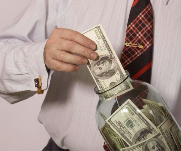 В Киеве задержали чиновника, обложившего данью и подчиненных, и предпринимателей