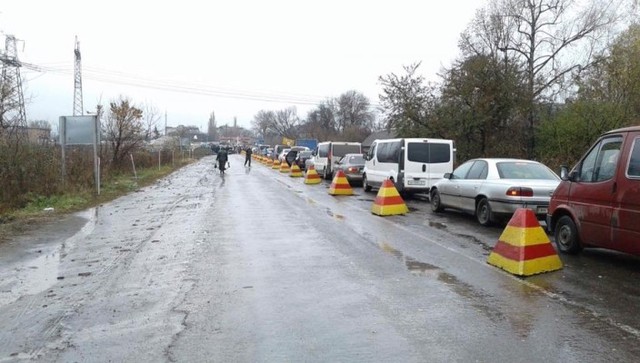 Боевики обстреляли пункт пропуска «Майорское». Загорелось два автомобиля