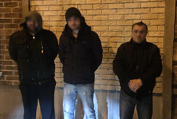 У Києві затримали іноземців-грабіжників з автоматом