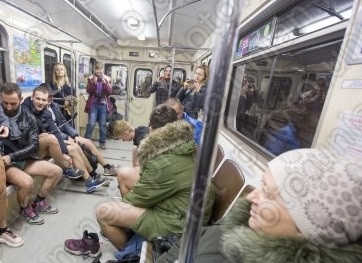 Группа киевлян ездила в метро в одном нижнем белье