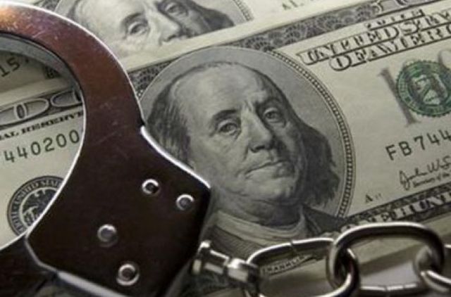 100 тыс. долларов и 10 тыс. евро не успел спрятать чиновник-взяточник на Волыни