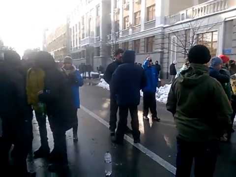 В Киеве молодые люди пытались пронести на митинг травматические пистолеты