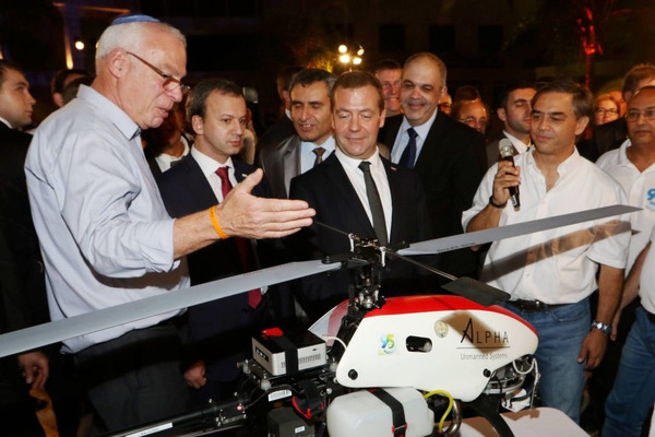 Медведеву подарили в Израиле беспилотник без пульта