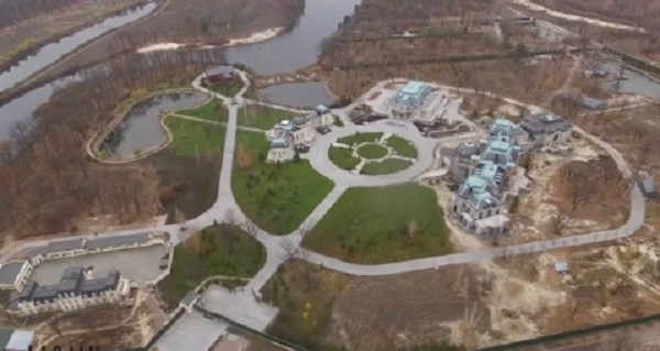 "Юра Енакиевский" продает свое поместье в Украине