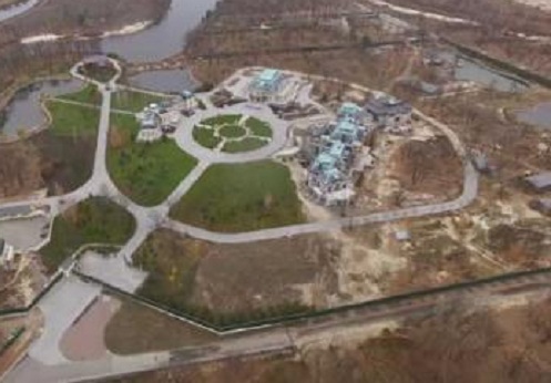 Беглый Иванющенко переписал свое киевское «межигорье» на футбольного менеджера из Монако