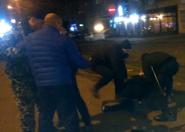 В центре Николаева пеший патруль полиции задержал дебошира, положив его лицом в землю