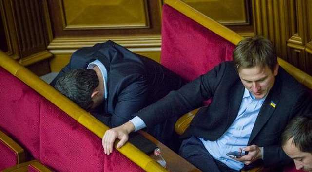 Нардепы рекомендуют украинцам больше работать, а не жаловаться на тарифы