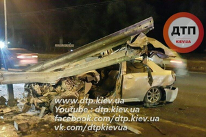 В Киеве автомобиль разорвало об отбойник