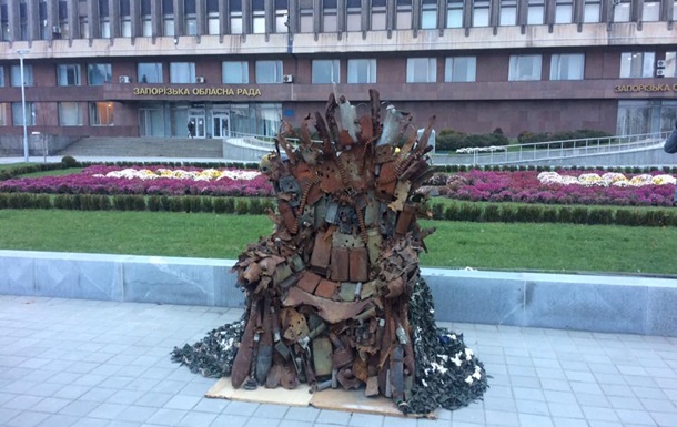 Запорожский бизнесмен купил знаменитый Железный трон из АТО за 150 тыс