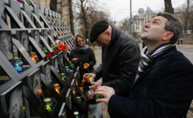 У мережі показали зворушливі фото поминання Героїв Небесної сотні у Києві