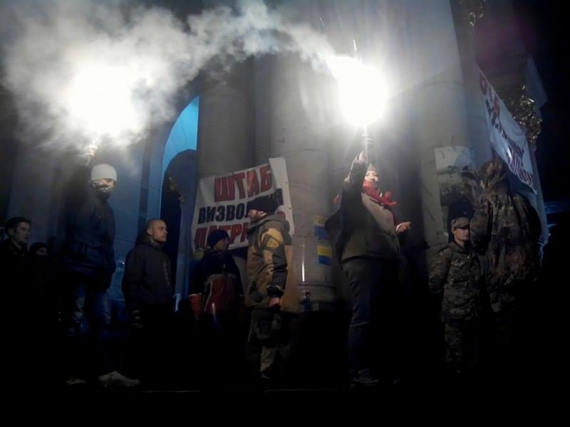 На Майдане начались столкновения: полиция отбирает у активистов шины