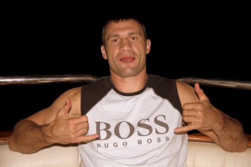 У корупціонера Кличка замовили 15 «швидких» за завищеними цінами. Подробиці