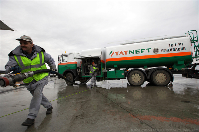 В Николаеве из самолета, находящегося на ремонте, украли более 12 тонн топлива