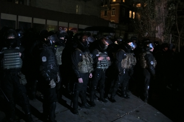 Мітингувальники підпалили будівлю з офісом Медведчука